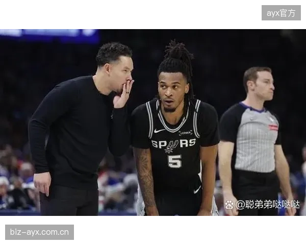 马刺坚决执行冲击内线战术，文班亚马高位策应效果显著。